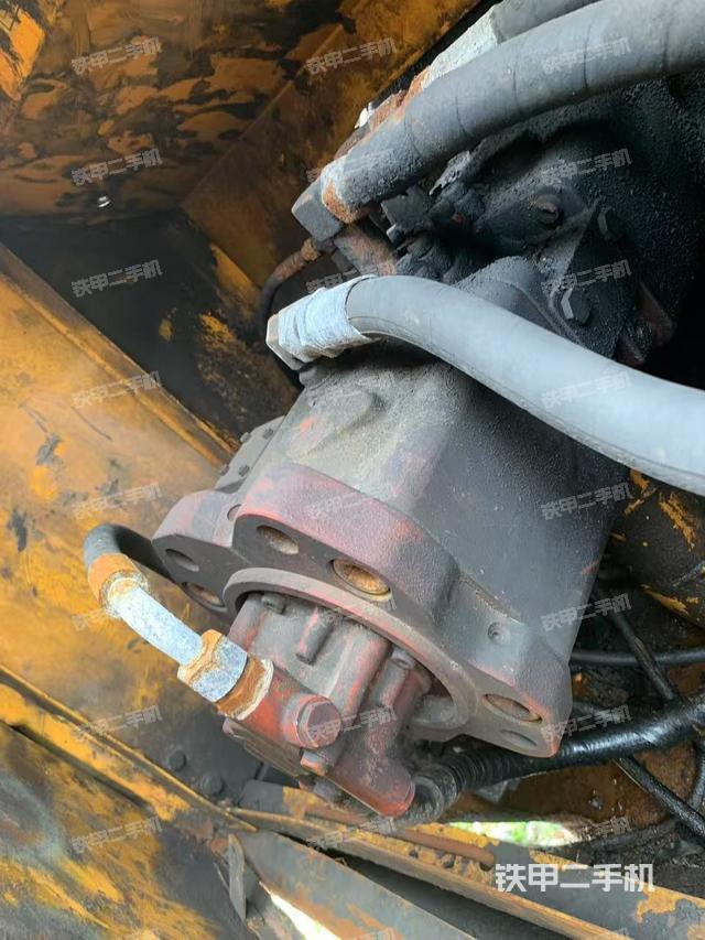 液壓泵艙室正面整體（整機外觀）