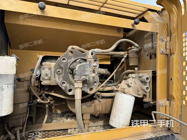 液壓泵艙室正面整體（整機外觀）