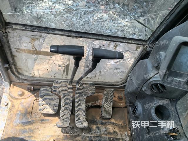 行走控制手柄和踏板?俯拍(駕駛室部分) 行走控制手柄和踏板?俯拍(駕駛室部分)