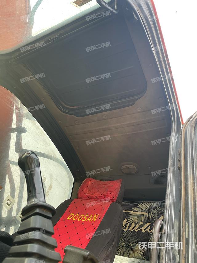 駕駛室頂部(整機(jī)外觀) 駕駛室頂部(整機(jī)外觀)