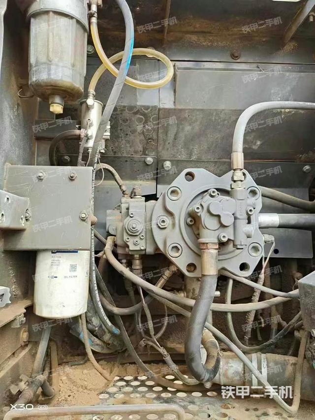 液壓泵艙室正面整體(整機(jī)外觀) 液壓泵艙室正面整體(整機(jī)外觀)