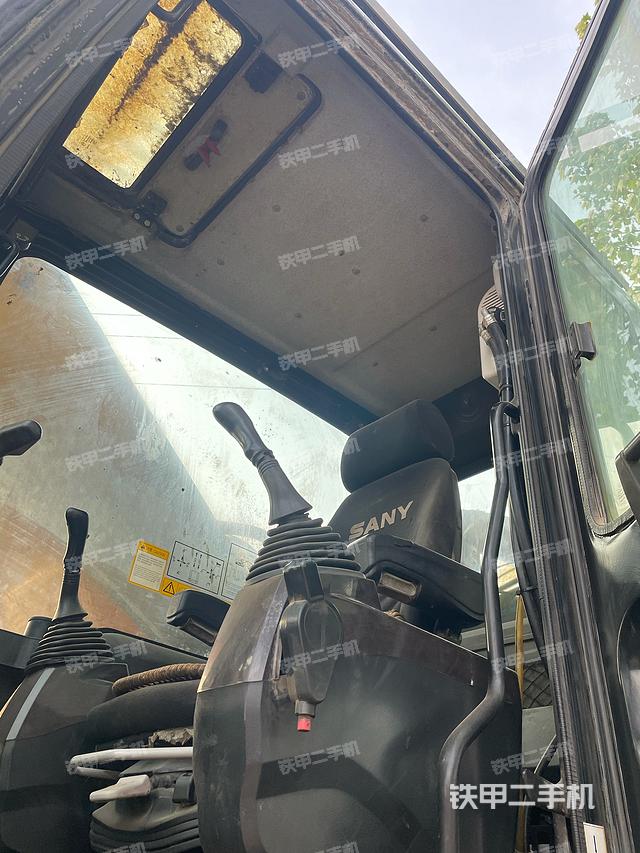 駕駛室頂部（整機外觀）