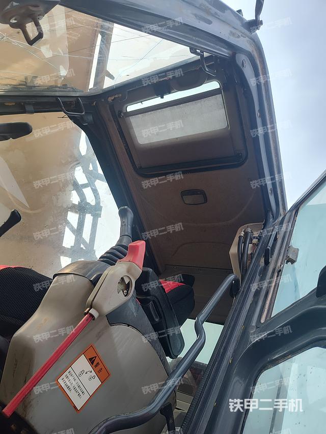 駕駛室頂部(整機外觀) 駕駛室頂部(整機外觀)