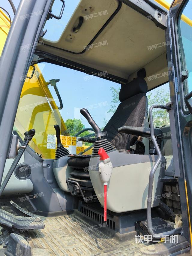 駕駛室整體（整機外觀）