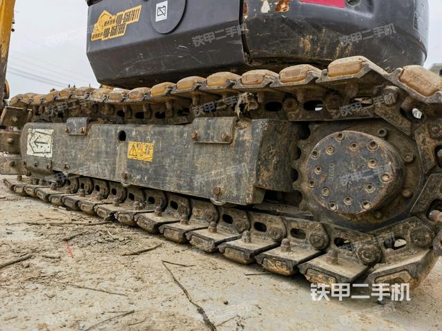 單側(cè)履帶整體(整機(jī)外觀) 單側(cè)履帶整體(整機(jī)外觀)