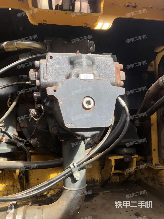 液压泵舱室正面整体（整机外观）