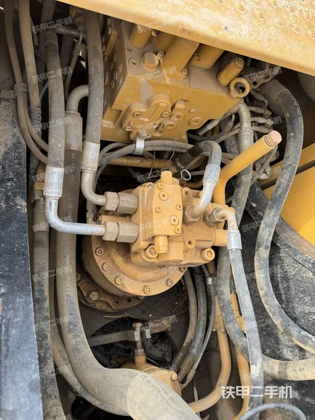 回轉馬達和主控閥（整機外觀）