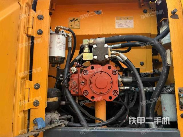 液压泵舱室正面整体（整机外观）