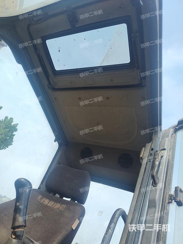 駕駛室頂部(整機(jī)外觀) 駕駛室頂部(整機(jī)外觀)