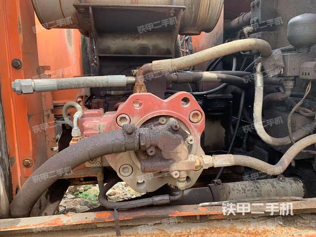 液壓泵艙室正面整體(整機外觀) 液壓泵艙室正面整體(整機外觀)