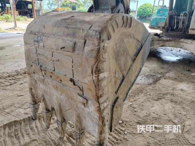 鏟斗右后整體(工作和回轉(zhuǎn)裝置) 鏟斗右后整體(工作和回轉(zhuǎn)裝置)