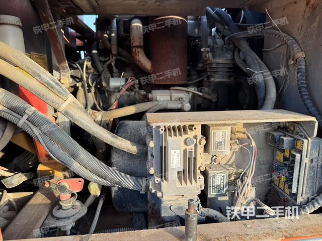 液壓泵艙室正面整體（整機外觀）