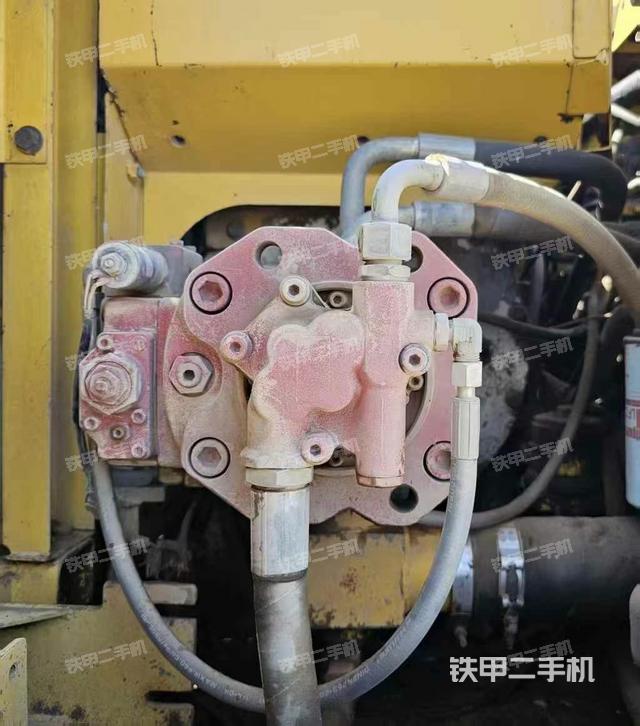 液壓泵艙室正面整體(整機(jī)外觀) 液壓泵艙室正面整體(整機(jī)外觀)