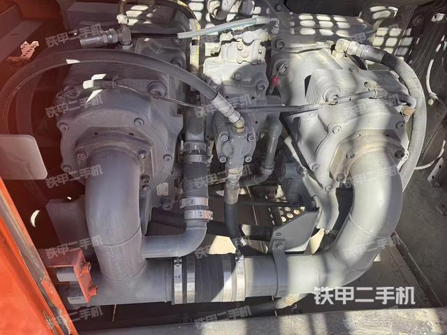 液壓泵艙室正面整體（整機外觀）