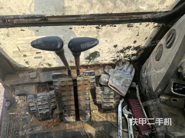 行走控制手柄和踏板?俯拍（駕駛室部分）