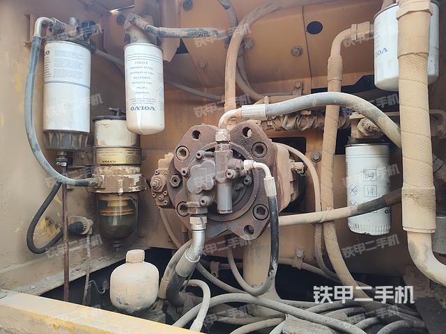 液压泵舱室正面整体（整机外观）