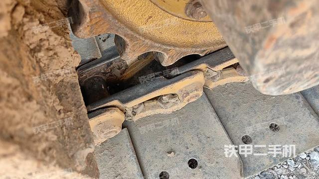 單側(cè)履帶整體(整機(jī)外觀) 單側(cè)履帶整體(整機(jī)外觀)