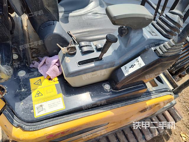 回轉(zhuǎn)馬達(dá)和主控閥(整機(jī)外觀) 回轉(zhuǎn)馬達(dá)和主控閥(整機(jī)外觀)