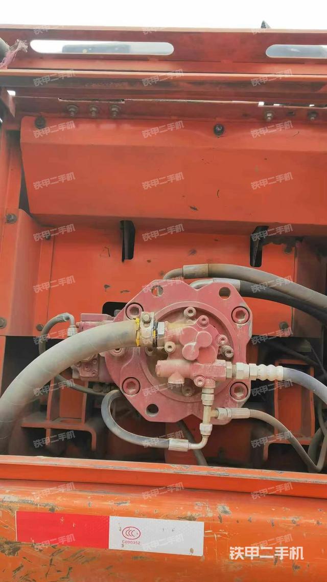 液压泵舱室正面整体（整机外观）