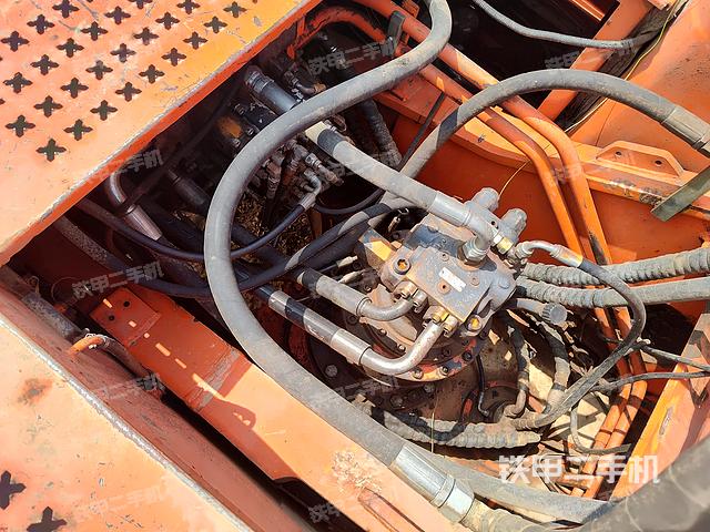 回转马达和主控阀（整机外观）