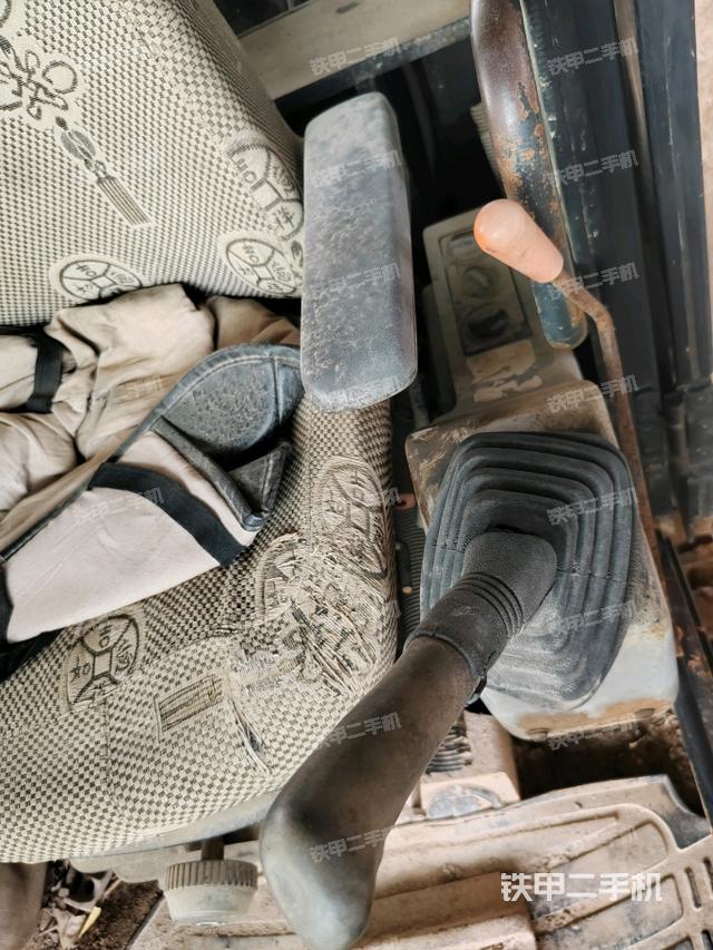 行走控制手柄和踏板?俯拍（駕駛室部分）