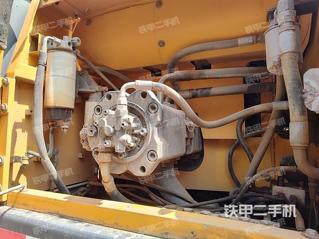 液壓泵艙室正面整體(整機外觀) 液壓泵艙室正面整體(整機外觀)