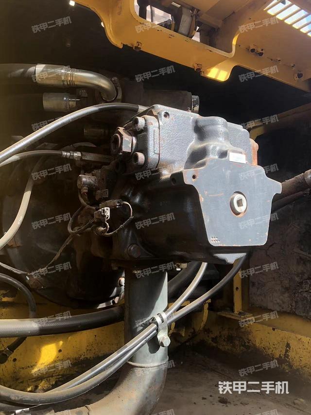 液压泵舱室正面整体（整机外观）