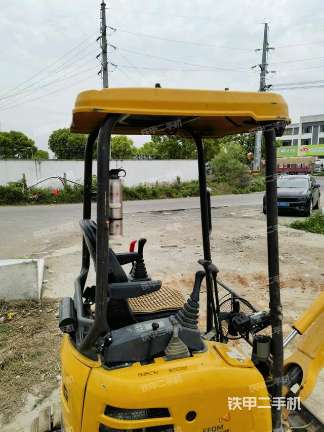 駕駛室頂部(整機(jī)外觀) 駕駛室頂部(整機(jī)外觀)