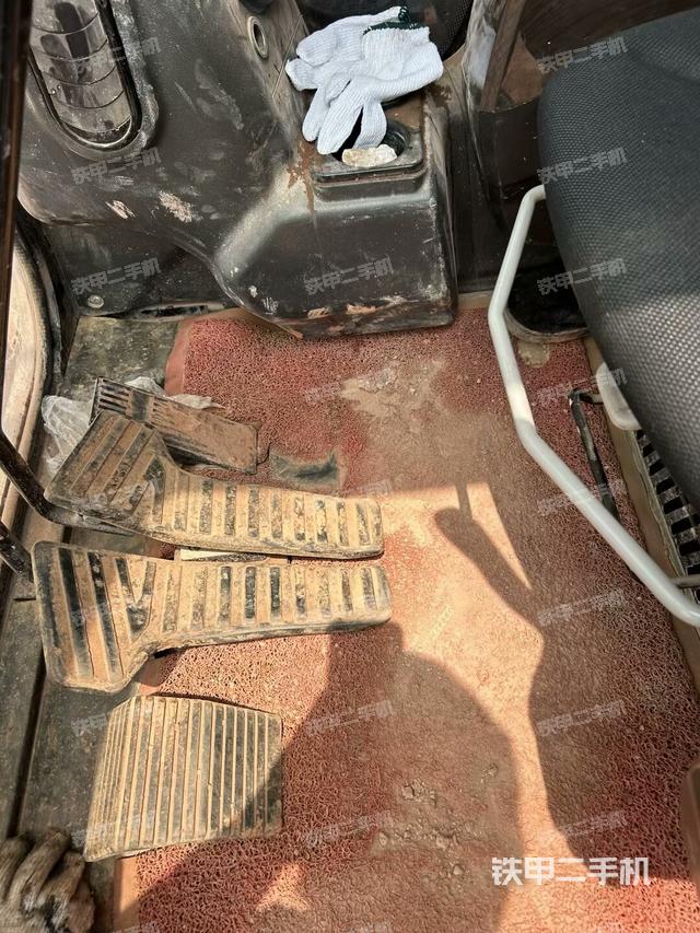 座椅右側(cè)控制臺(tái)/鑰匙門/油門/含右手柄（駕駛室部分）