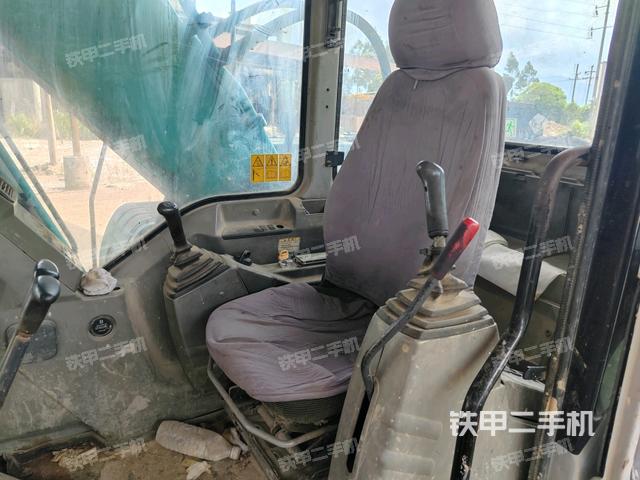 駕駛室正側(cè)(駕駛室部分) 駕駛室正側(cè)(駕駛室部分)