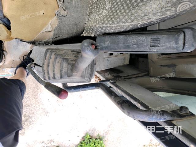 座椅右側(cè)控制臺(tái)/鑰匙門(mén)/油門(mén)/含右手柄(駕駛室部分) 座椅右側(cè)控制臺(tái)/鑰匙門(mén)/油門(mén)/含右手柄(駕駛室部分)