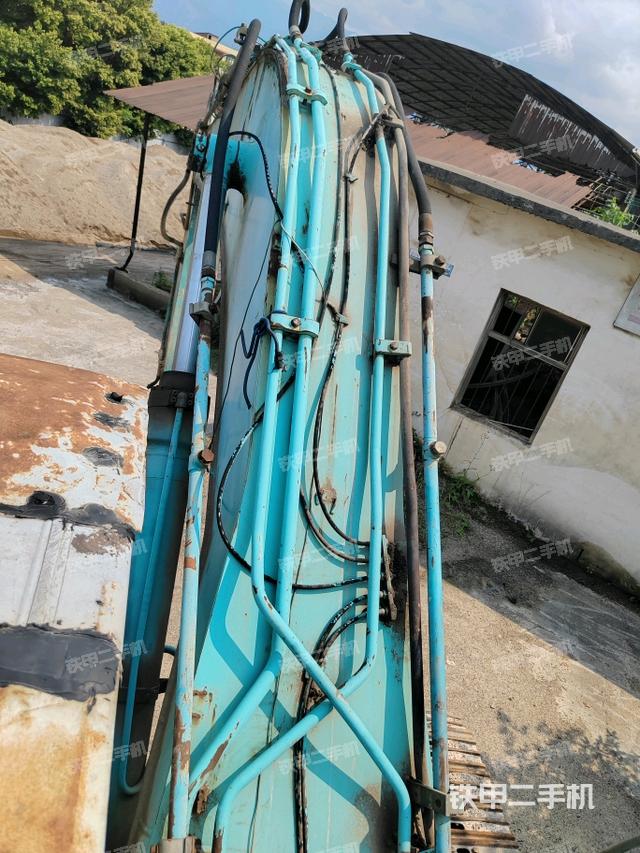 鏟斗右后整體(工作和回轉(zhuǎn)裝置) 鏟斗右后整體(工作和回轉(zhuǎn)裝置)