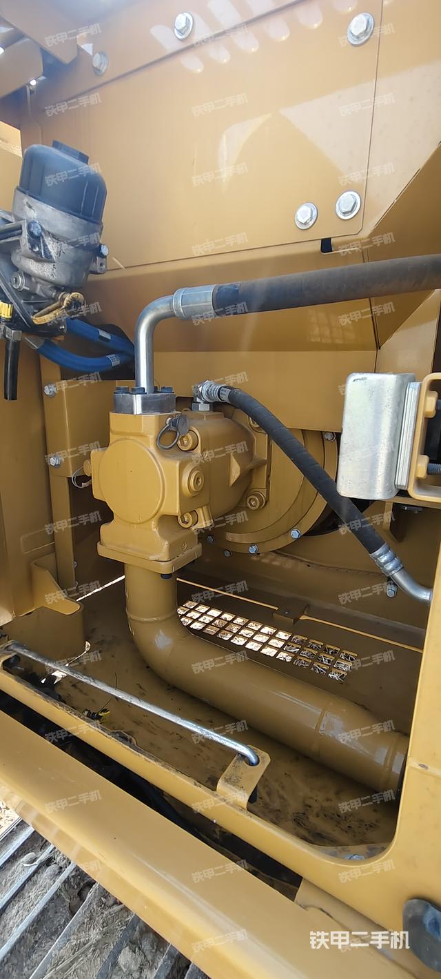 液压泵舱室正面整体（整机外观）