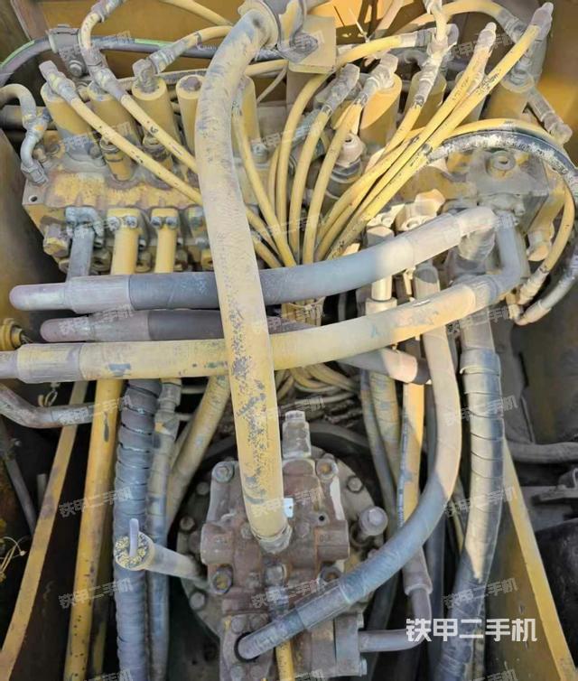 回转马达和主控阀（整机外观）