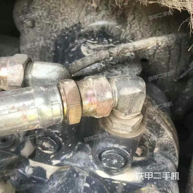 液壓泵艙室正面整體（整機外觀）