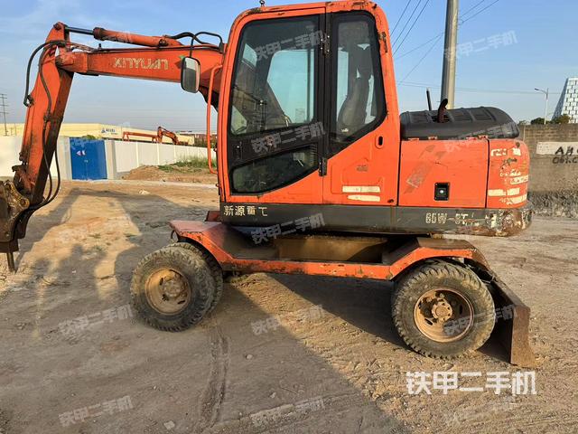 駕駛室頂部（整機外觀）