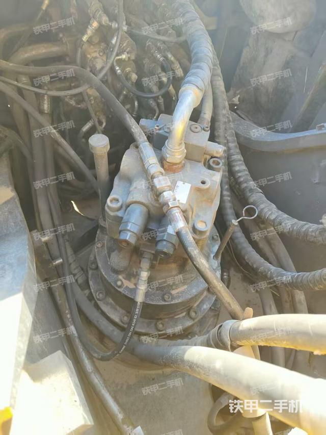 回轉(zhuǎn)馬達(dá)和主控閥（整機(jī)外觀）