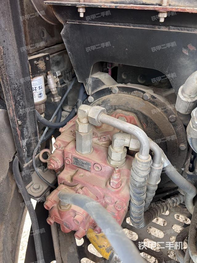 液壓泵艙室正面整體（整機外觀）