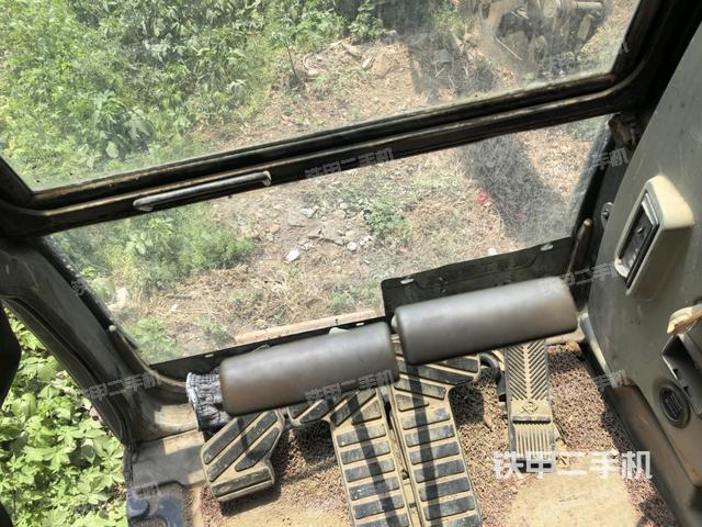 行走控制手柄和踏板?俯拍（駕駛室部分）