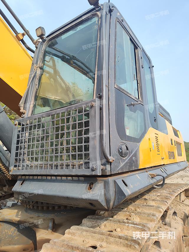 駕駛室整體（整機外觀）