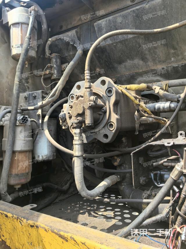 液壓泵斜45?右（大件艙室）