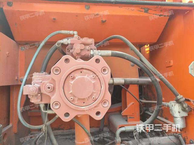 液压泵舱室正面整体（整机外观）