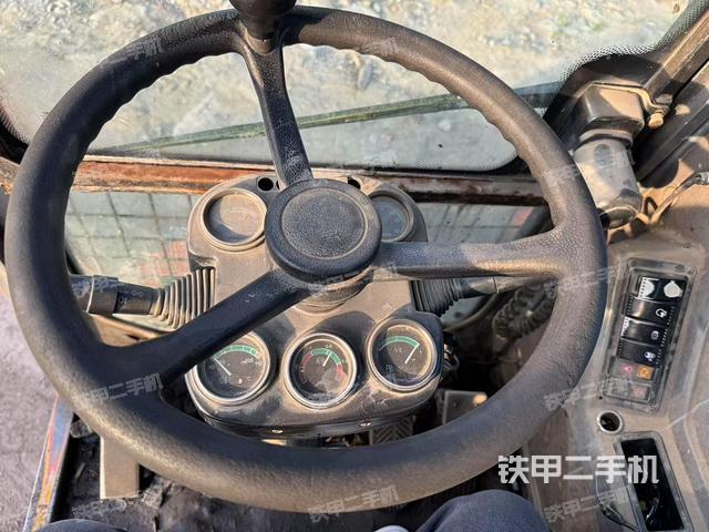 駕駛室整體（整機外觀）