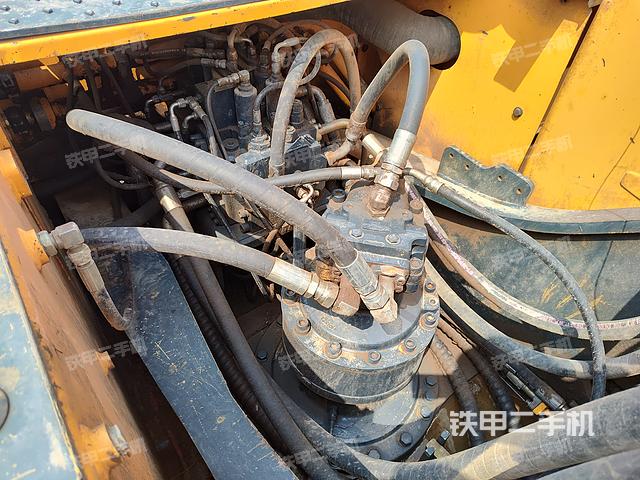 回轉(zhuǎn)馬達(dá)和主控閥（整機(jī)外觀）