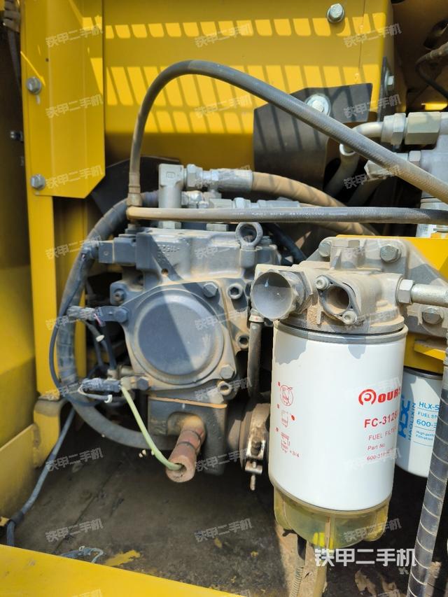 液壓泵艙室正面整體（整機外觀）