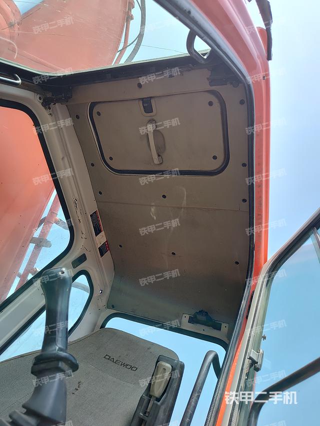 驾驶室顶部（整机外观）