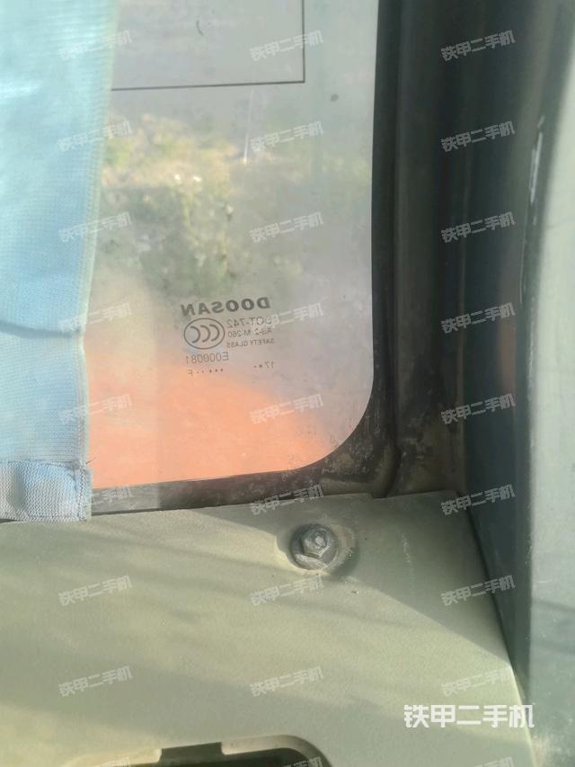 后窗玻璃角标（驾驶室部分）