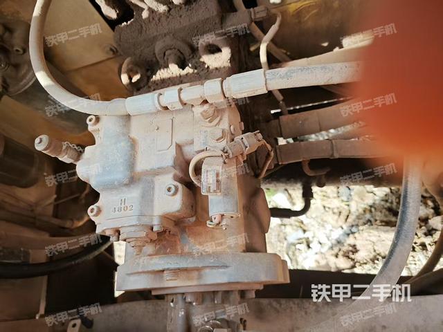 液压泵舱室正面整体（整机外观）