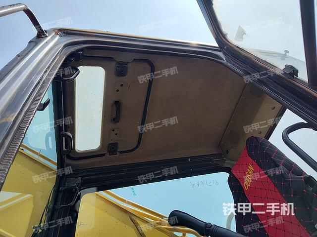 駕駛室頂部（整機外觀）