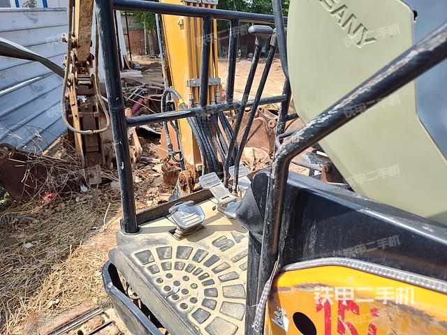 駕駛室整體(整機(jī)外觀) 駕駛室整體(整機(jī)外觀)